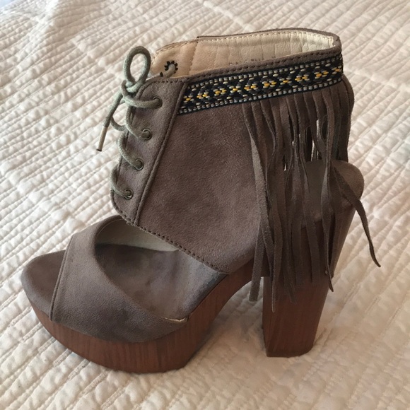 NIB- Mi.iM Pavlina Lace Up Fringe Chunky Heels - Picture 6 of 8